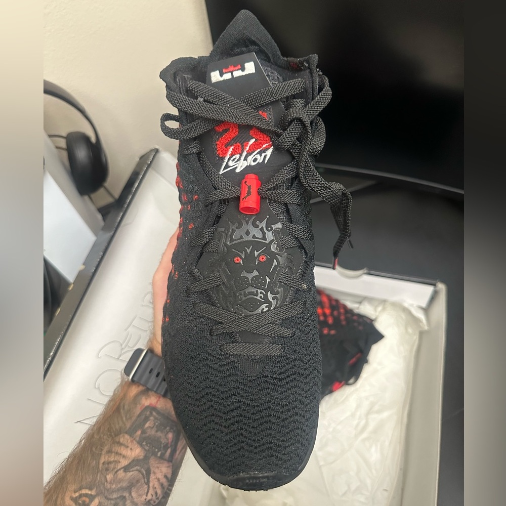 LeBron 17 'Infrared VI' size 9.5